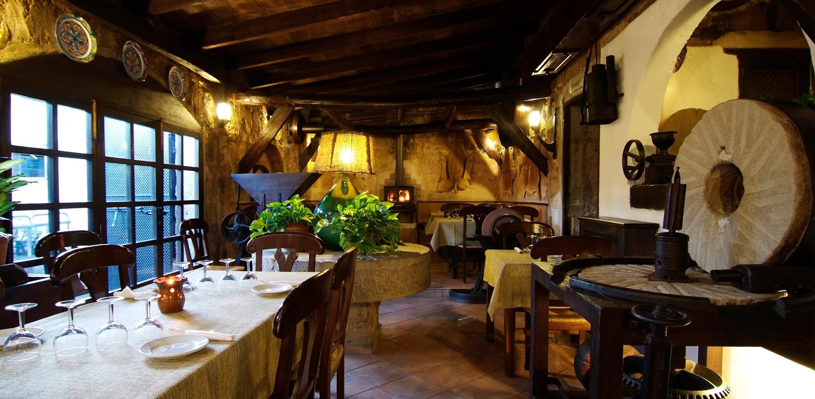 Comedor de Sa Farinera con la antigua muela de piedra