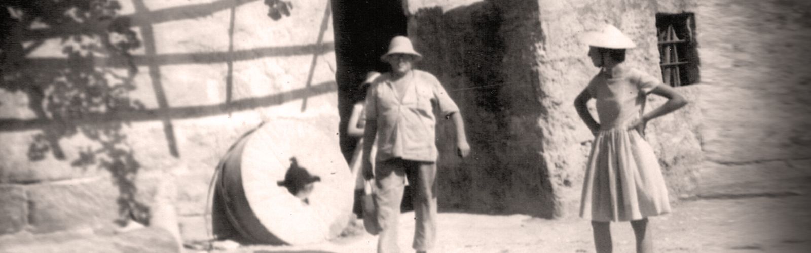 Frente al molino, junto a una muela de piedra