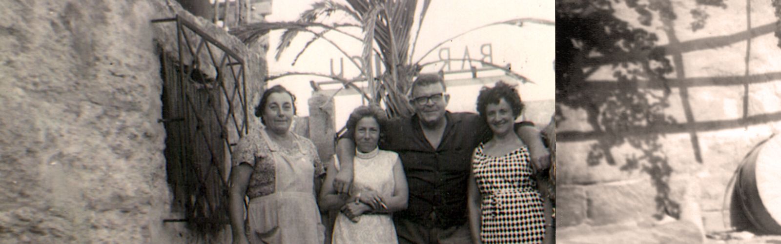 Grupo de la familia a la entrada del bar