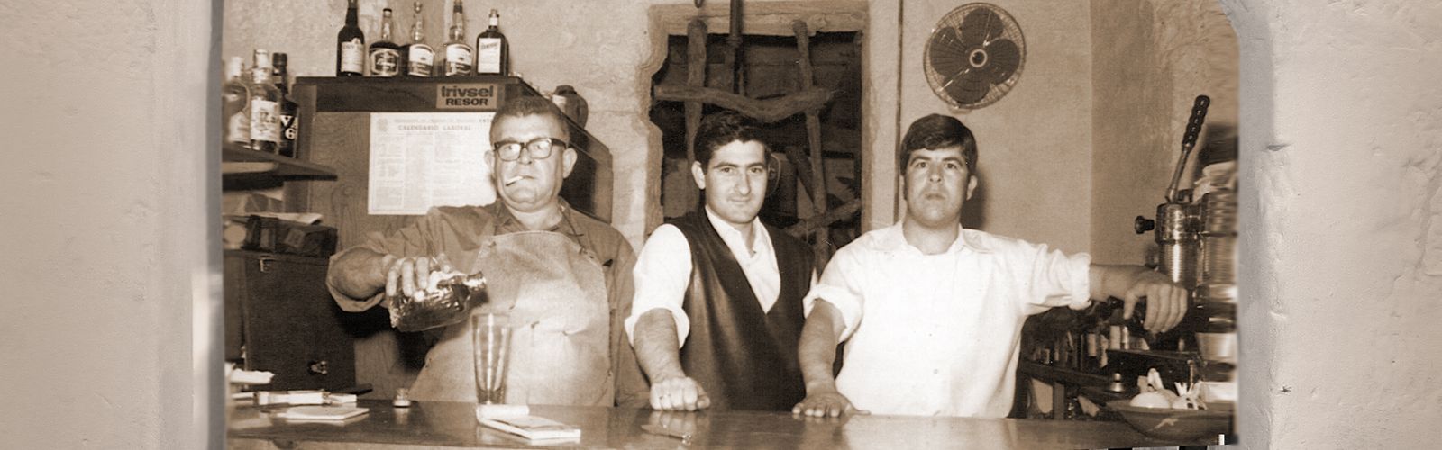 Detrás de la barra en los primeros años del restaurante
