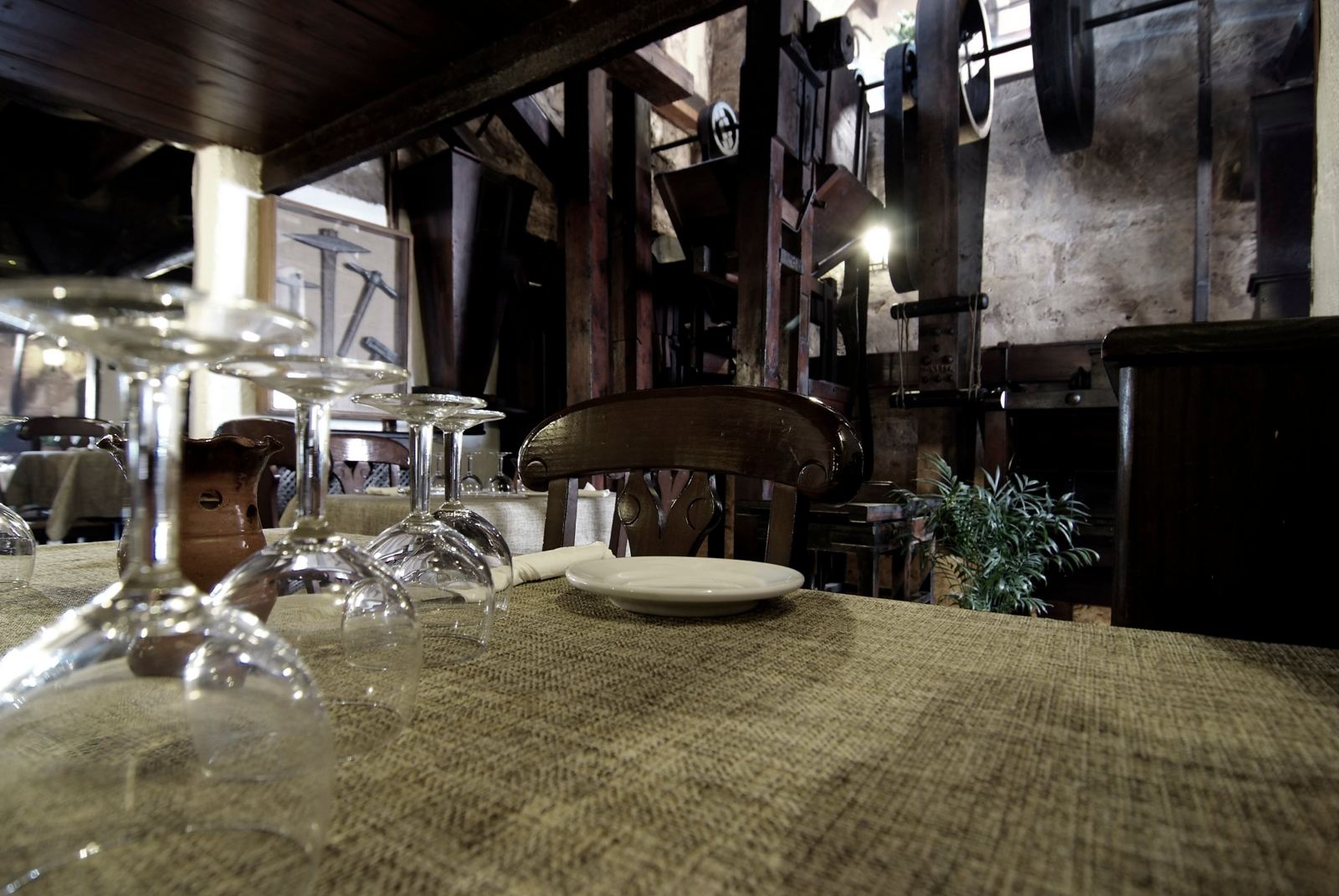 Mesa preparada junto a la maquinaria original