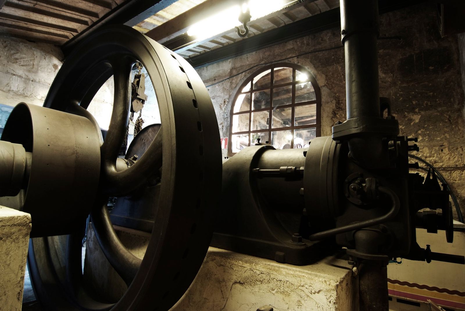 Motor y volante de hierro del Molí de foc