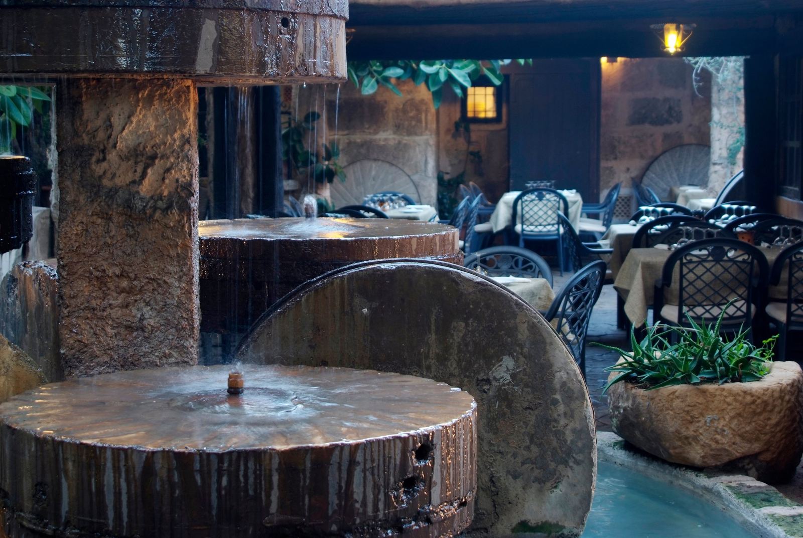Terraza con la fuente de muelas de piedra